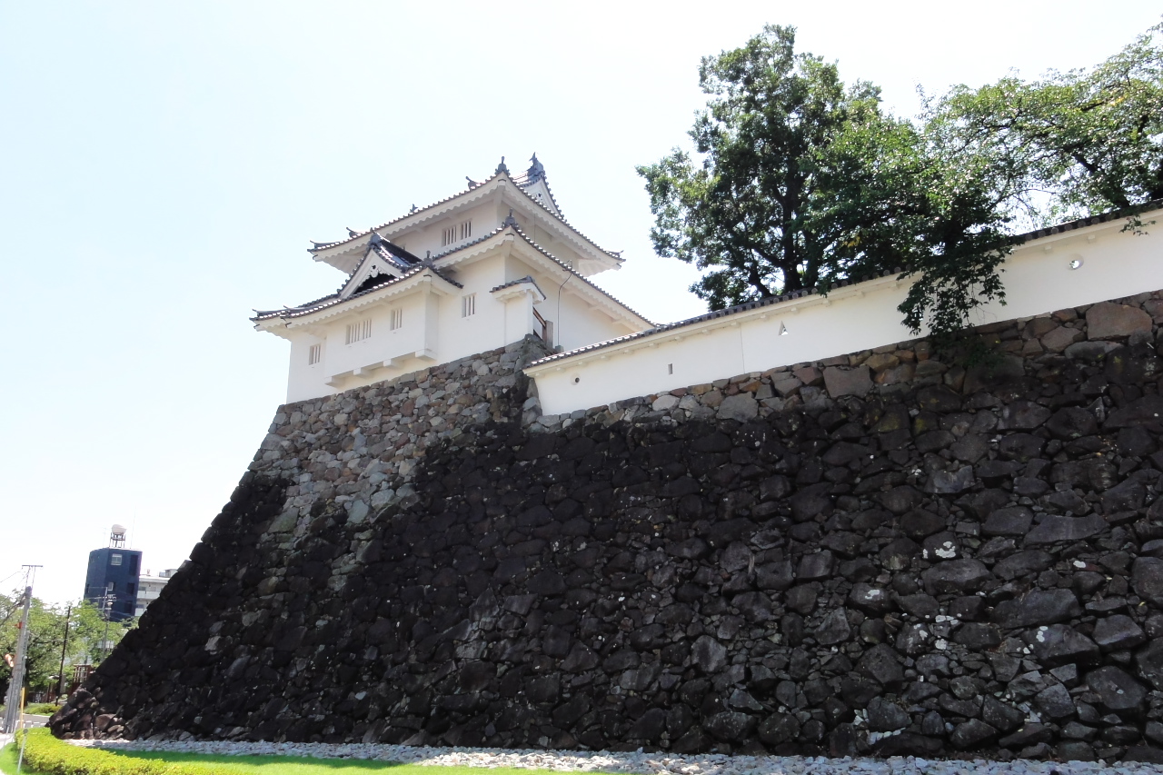 舞鶴城公園の高く積まれた石垣
