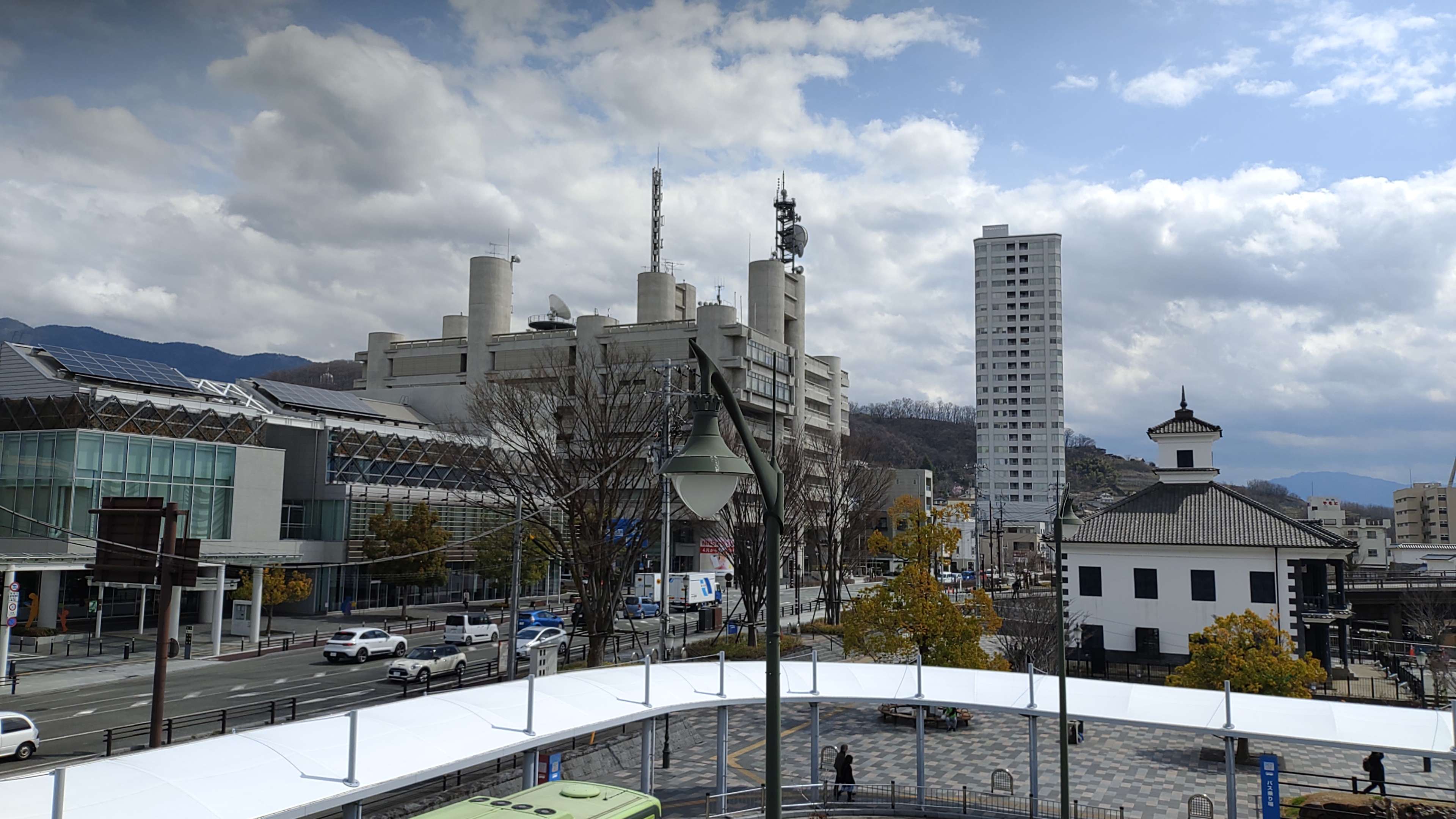 甲府の街並みと遠くに見える富士山
